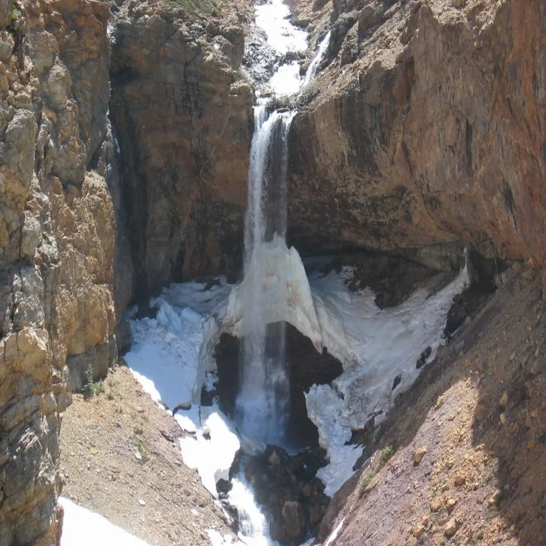Una cascada junto al sendero de Crypt Lake, en el parque nacional Waterton Lakes.