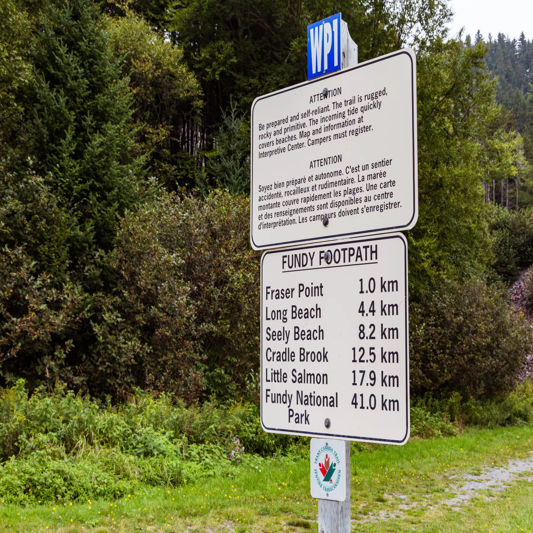 Un cartel de advertencia en el escarpado Fundy Footpath, cerca de Big Salmon River.