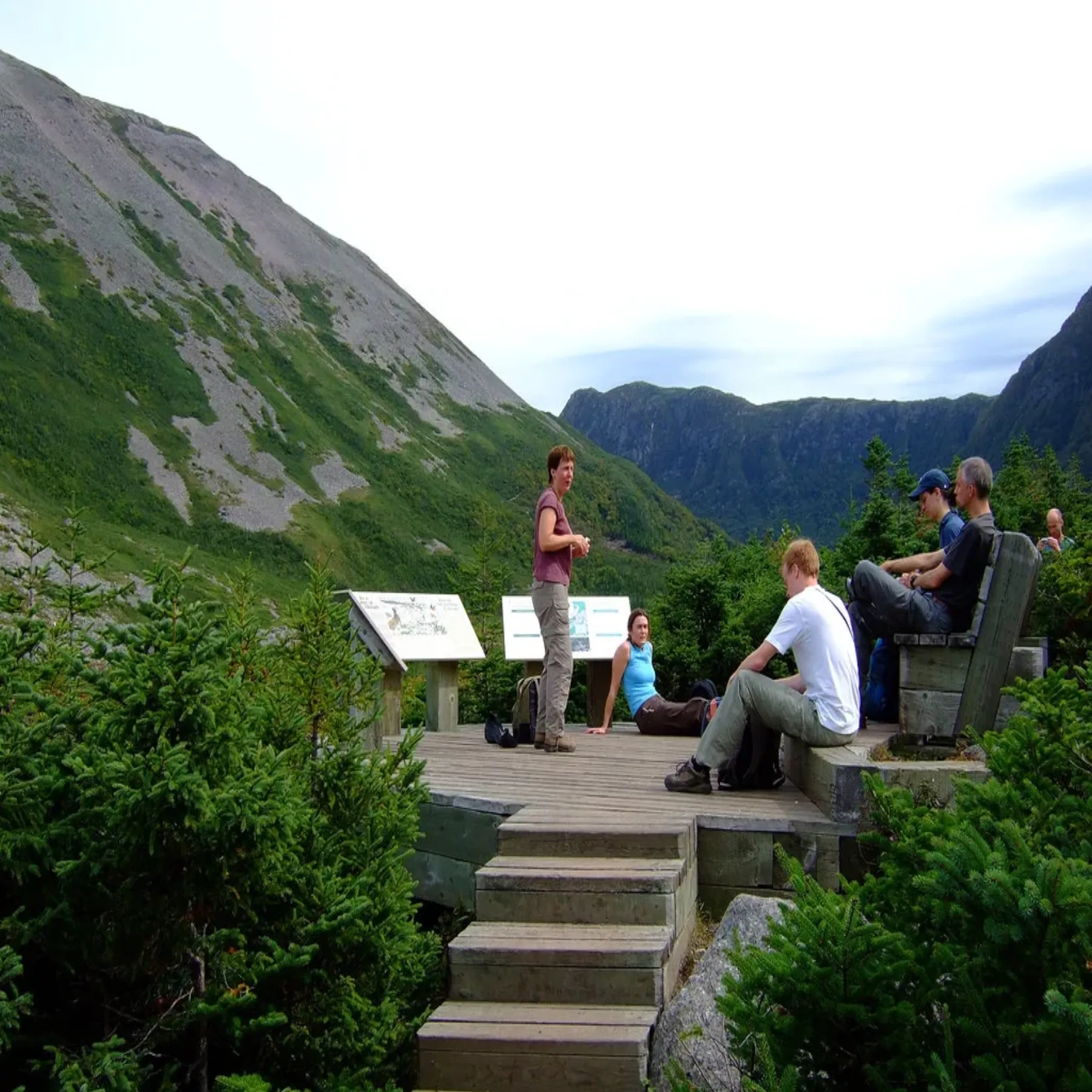Excursionistas ascienden Gros Morne Mountain, en Terranova.