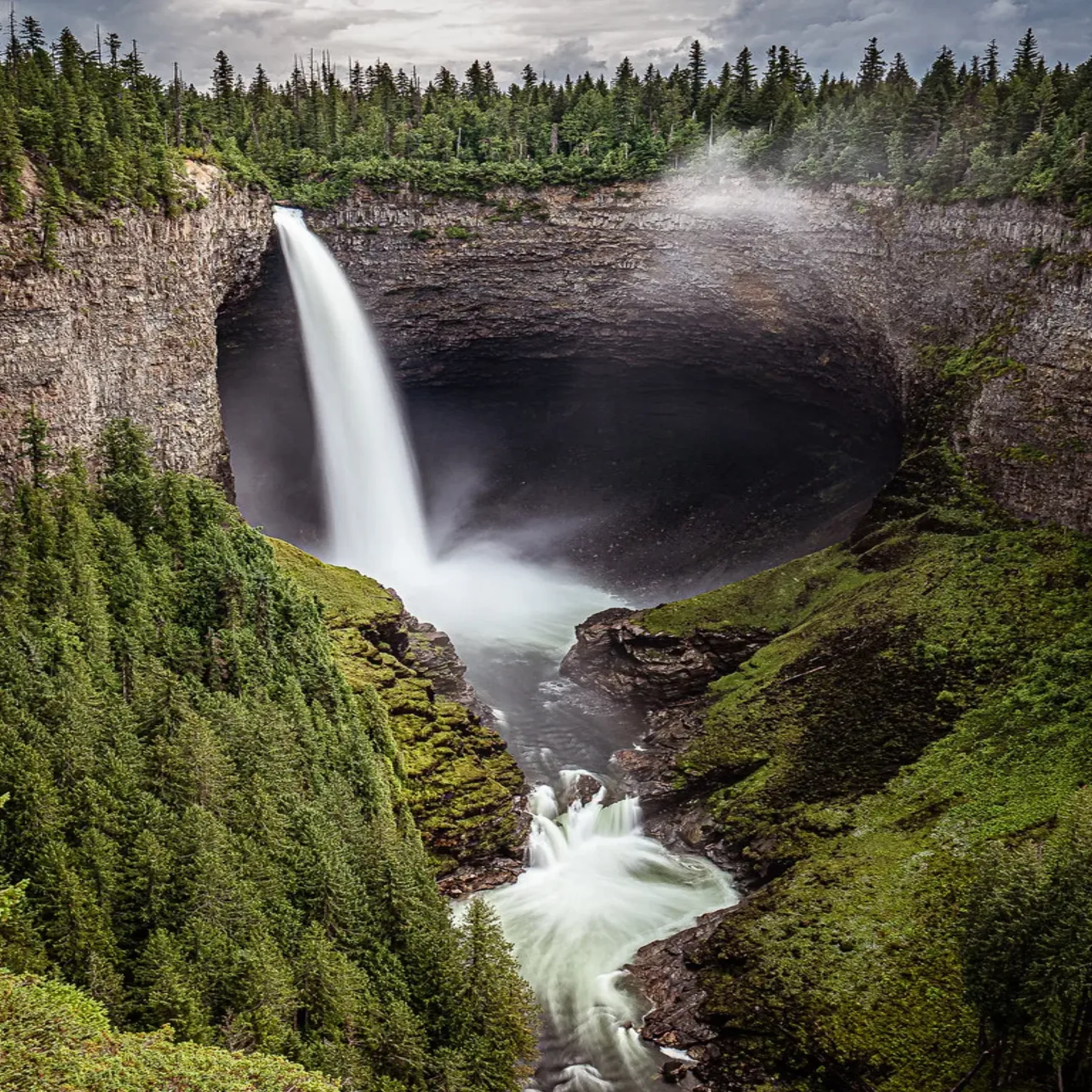 Las cascadas Helmcken cayendo en el profundo cañón del parque provincial Wells Gray.