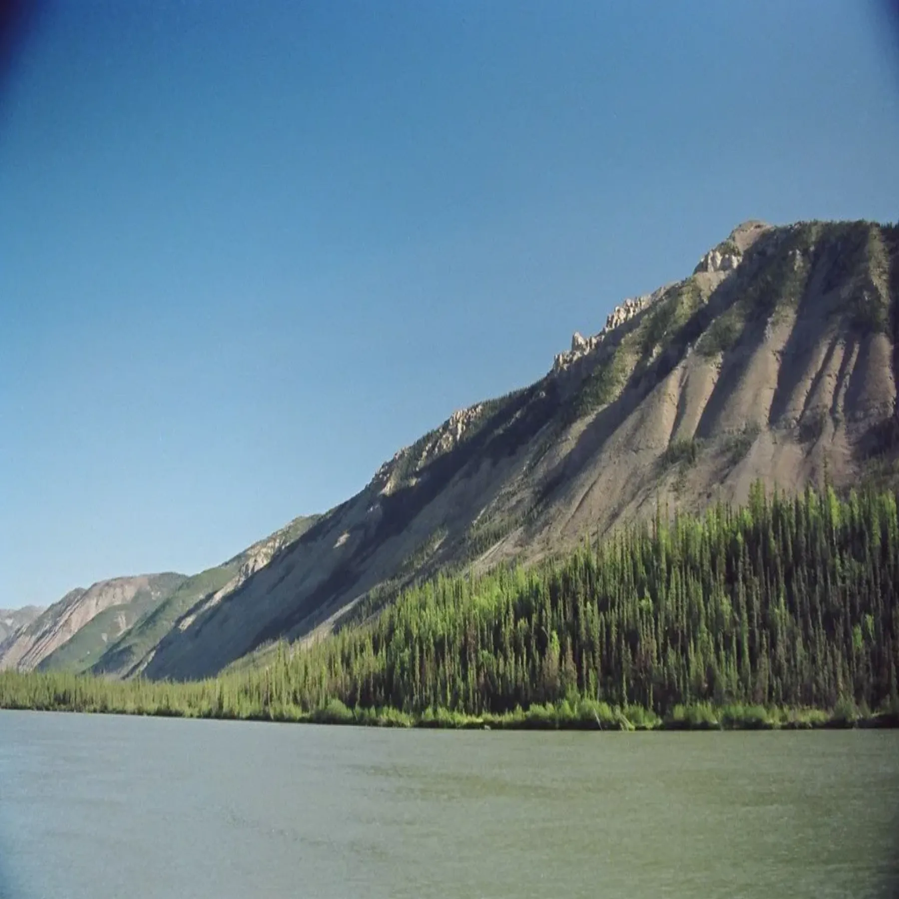 El río Nahanni atraviesa un amplio valle montañoso en los Territorios del Noroeste.
