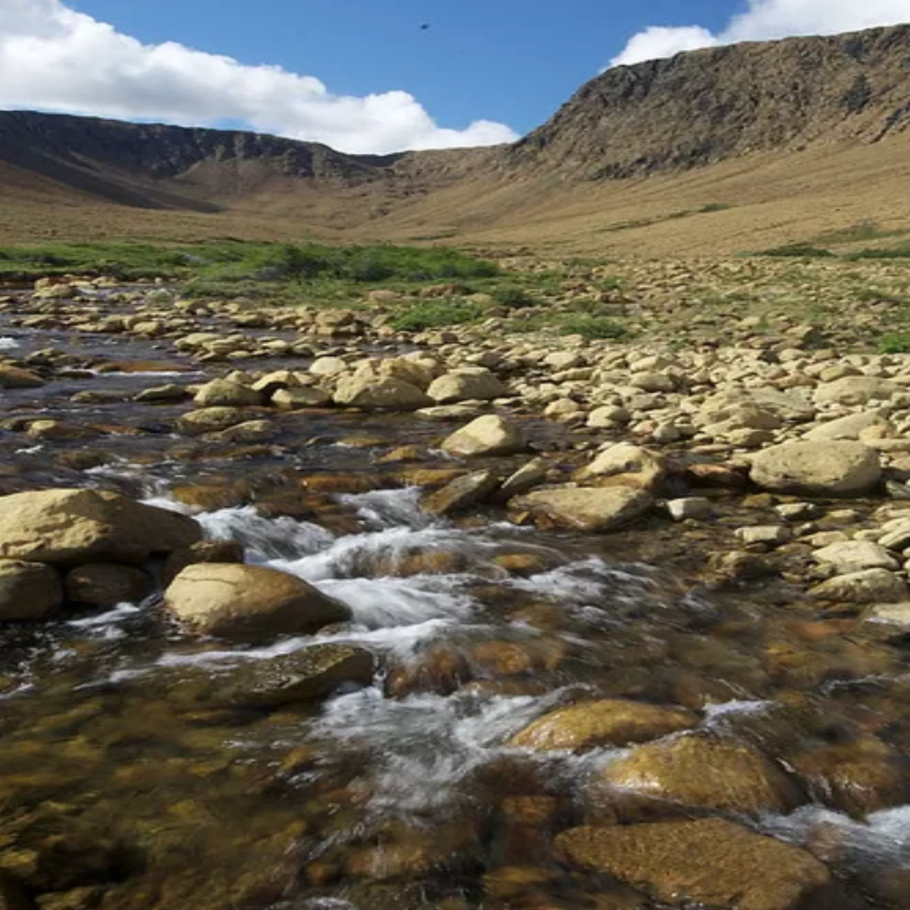 Un valle rocoso de origen glaciar en Tablelands, dentro del parque nacional Gros Morne.