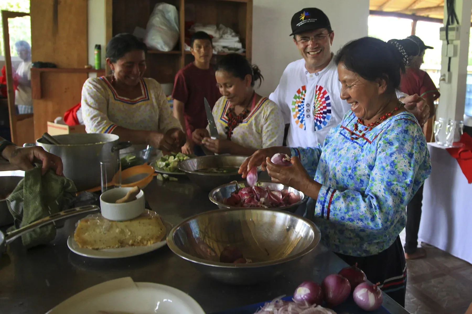 Kichwa hosts preparing food in the Añangu community in Yasuní National Park.