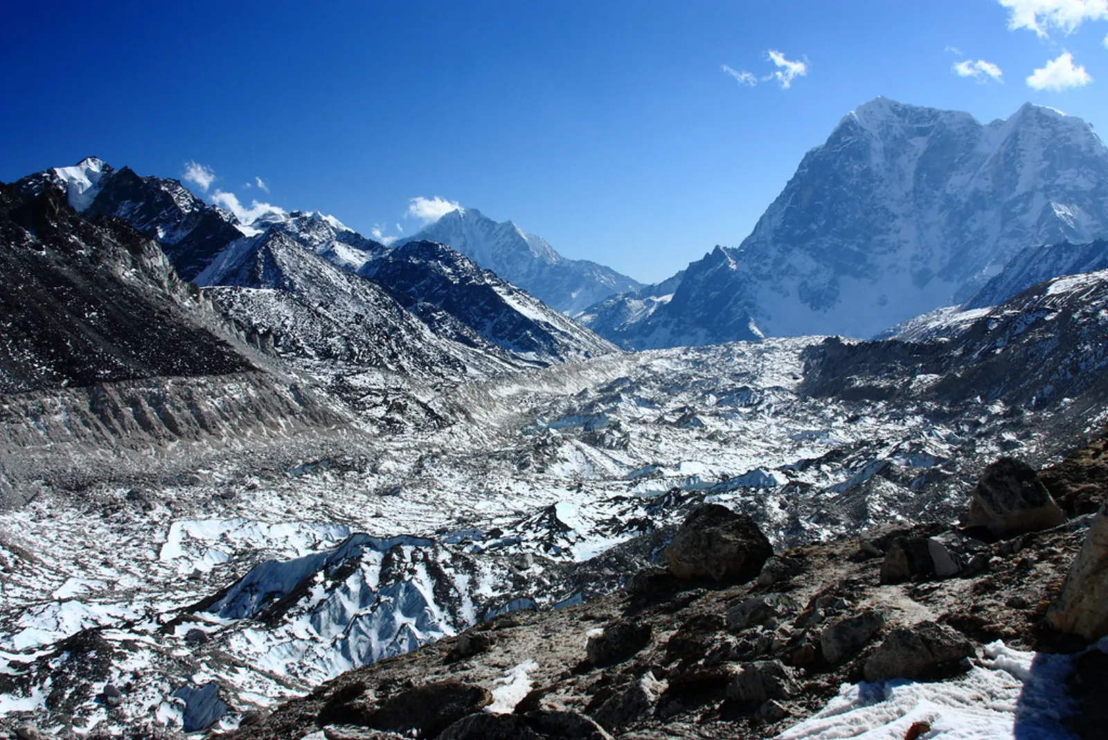 Cascada de hielo de Khumbu en la ruta al campamento base del Everest