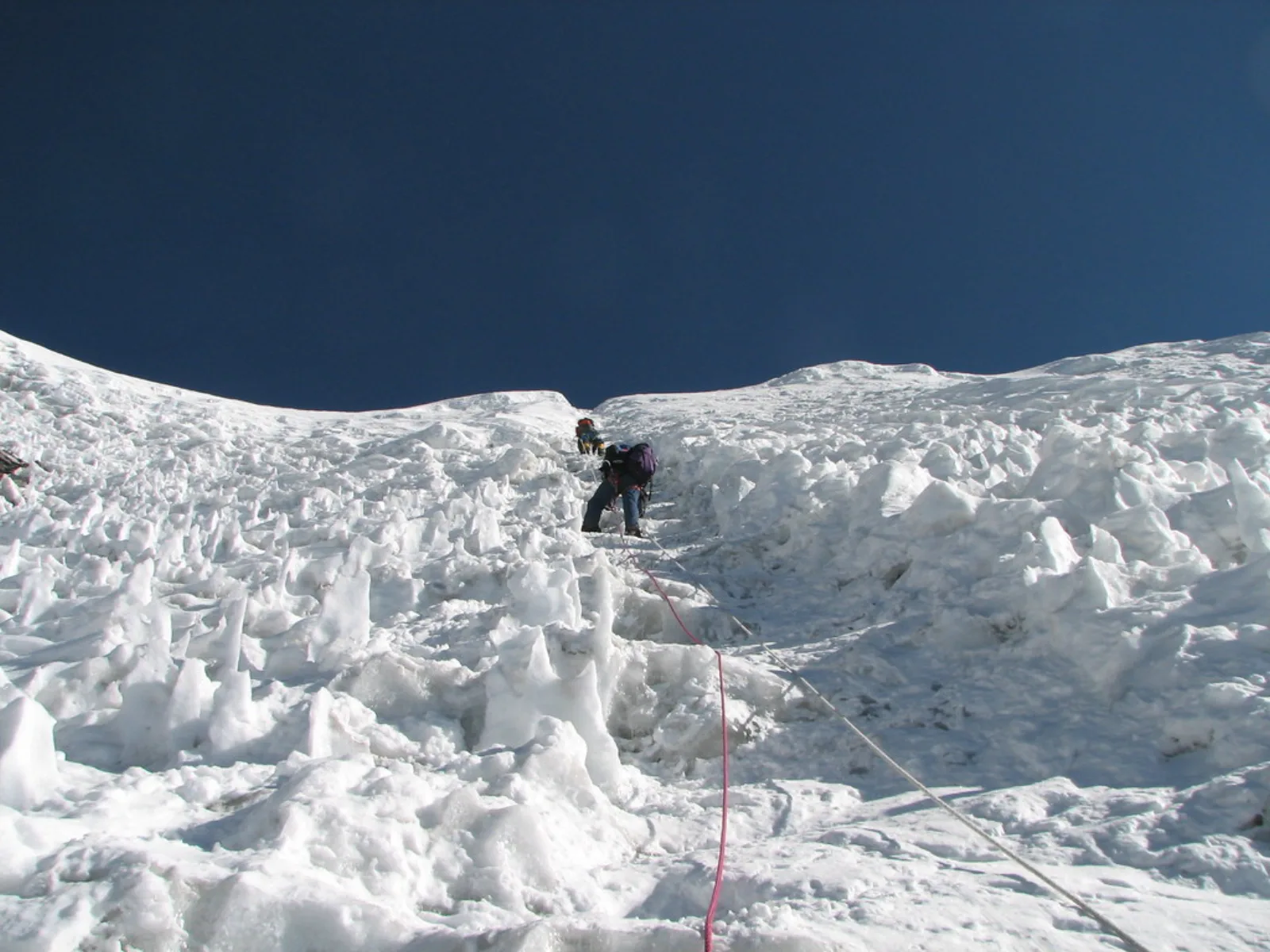 Alpinista ascendiendo el glaciar de Island Peak