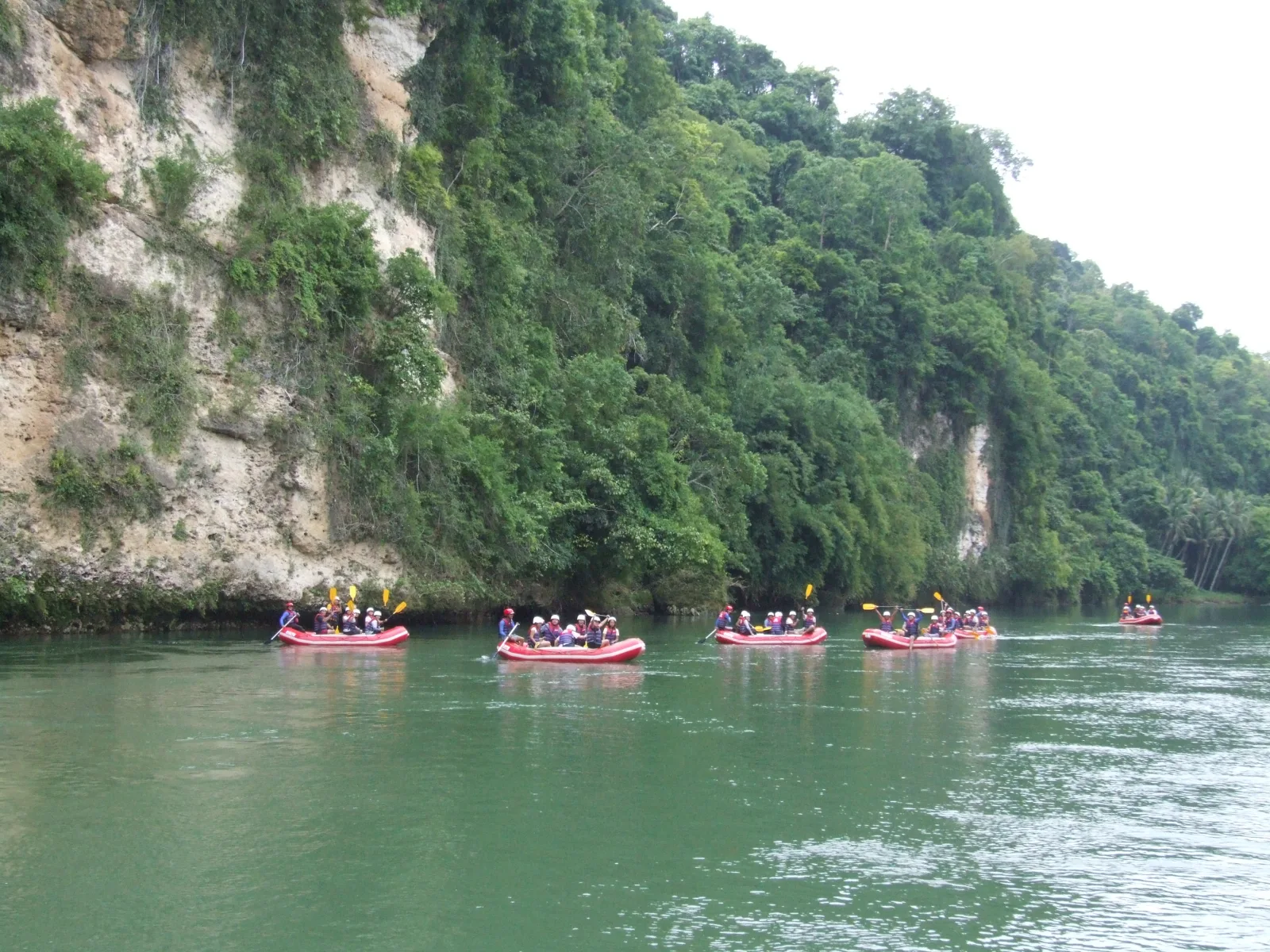 Balsas de rafting recorren el río Cagayan de Oro.