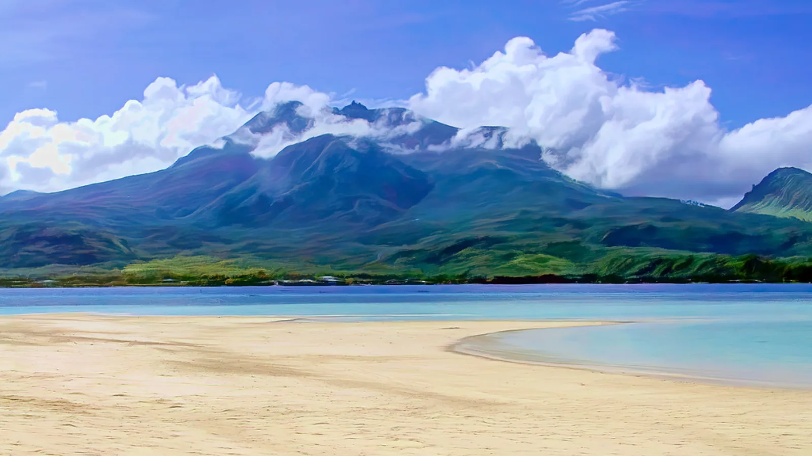 El monte Hibok-Hibok al fondo de una playa de Camiguin.
