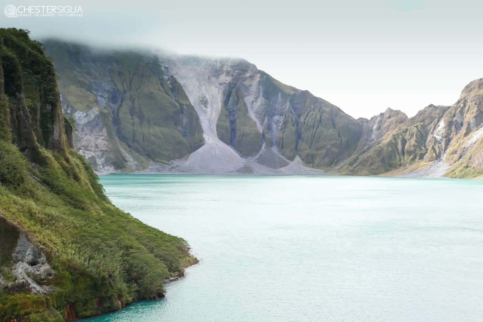 El lago del cráter del monte Pinatubo bajo una caldera volcánica.