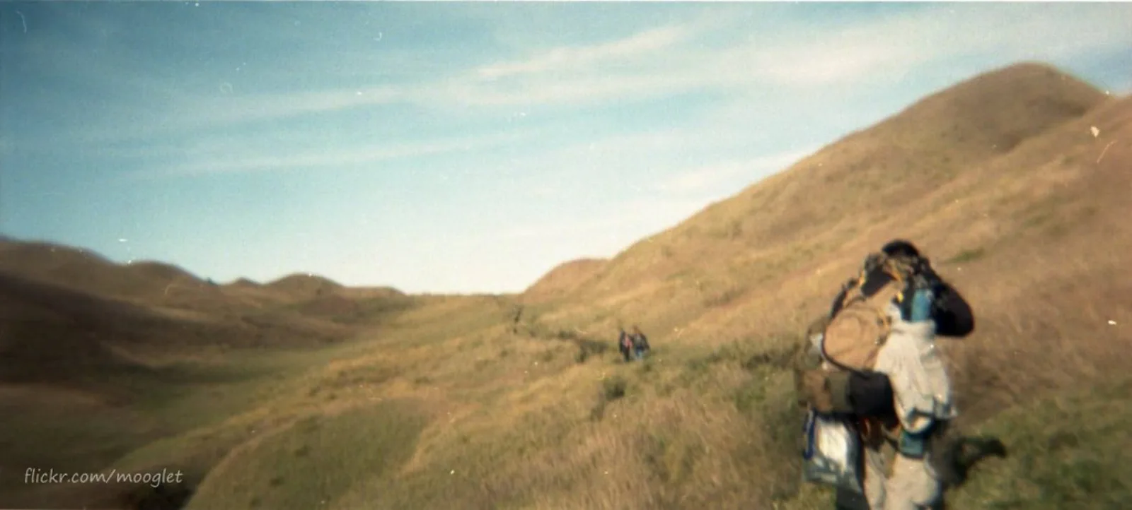 Senderistas suben por la pradera de montaña del monte Pulag.