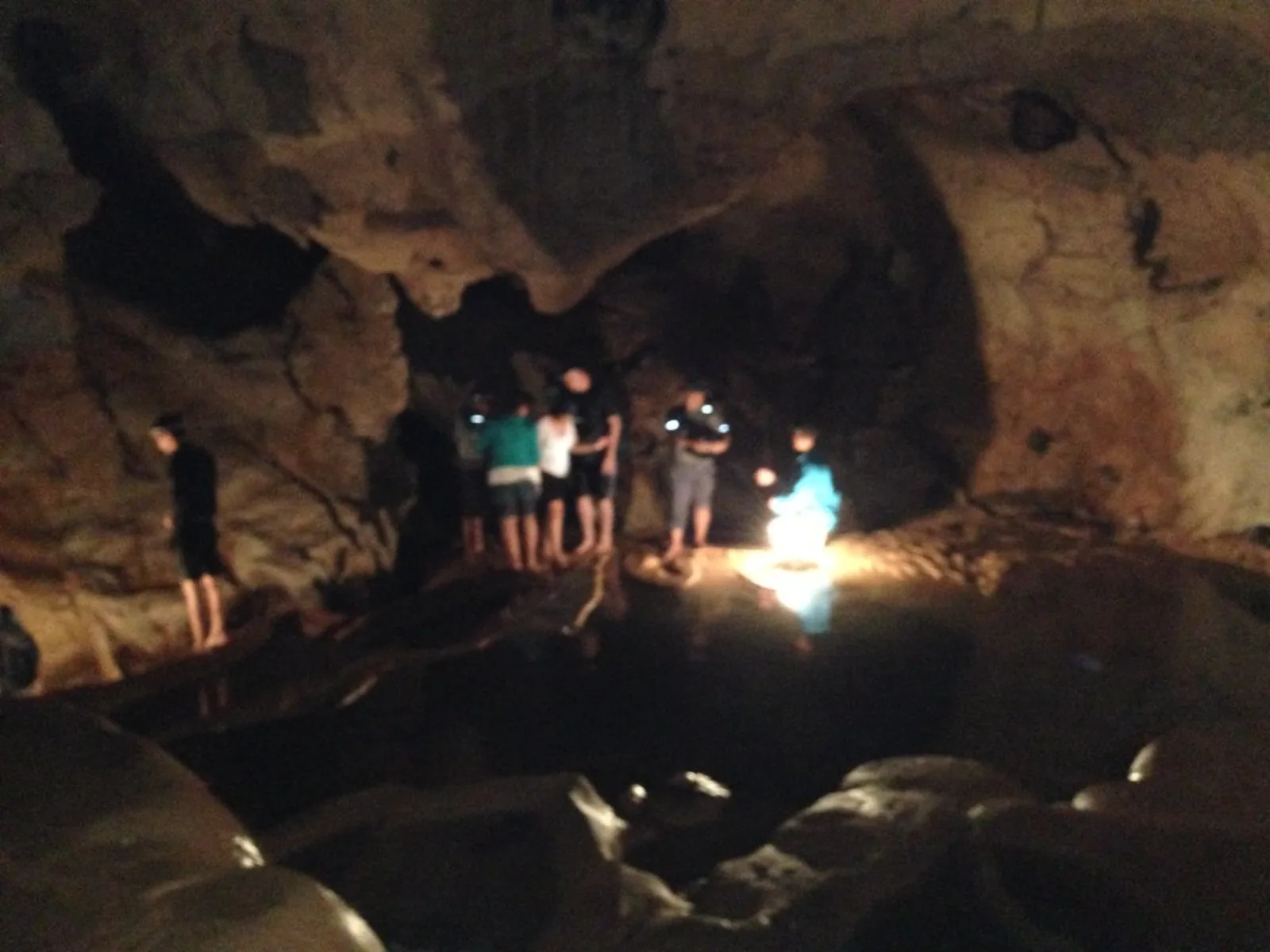 Visitantes exploran una cámara de la cueva Sumaguing en Sagada.