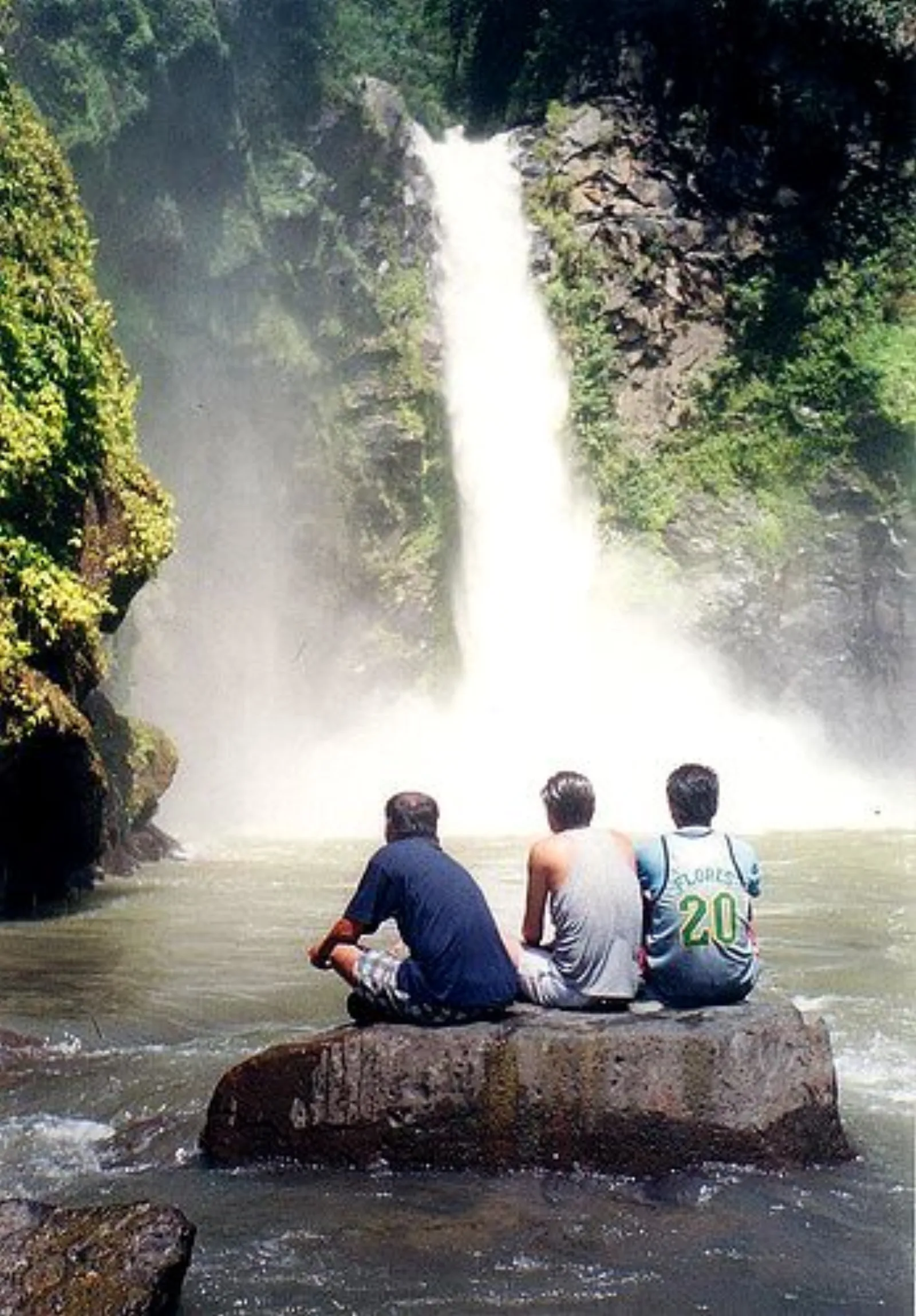 La cascada Tappiya, cerca de Batad, con visitantes junto al agua.