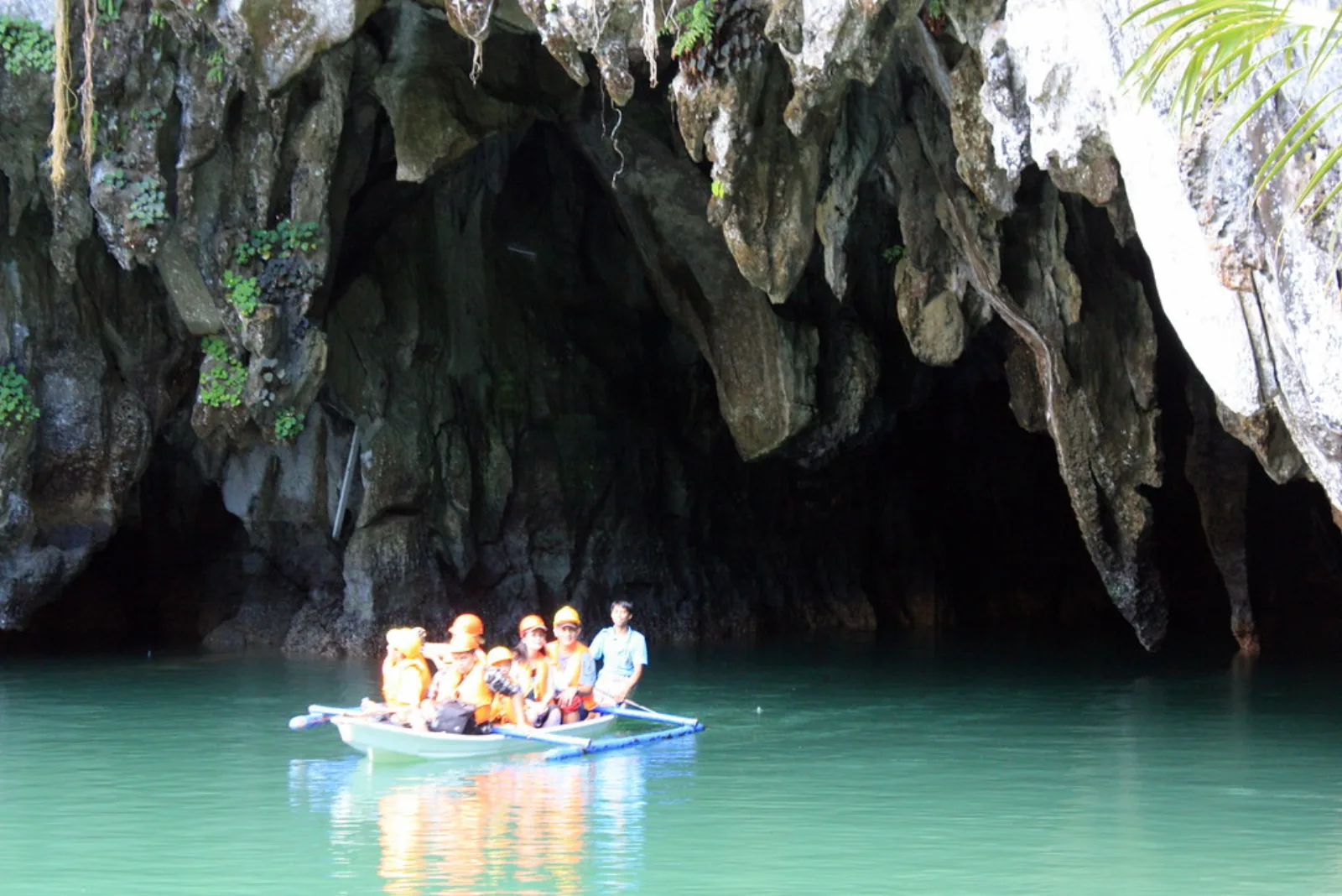 Una barca entra en el río Subterráneo de Puerto Princesa.