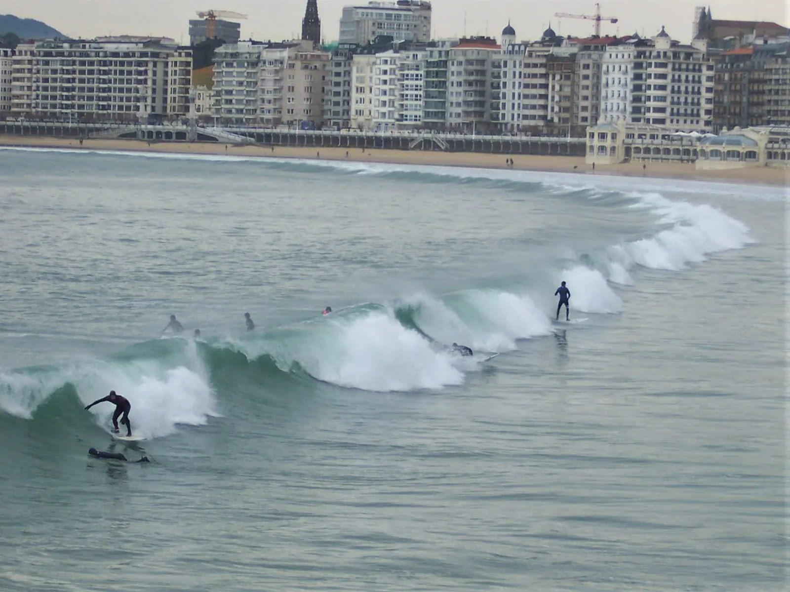 Surfistas cabalgando una ola del Atlántico en la costa vasca.
