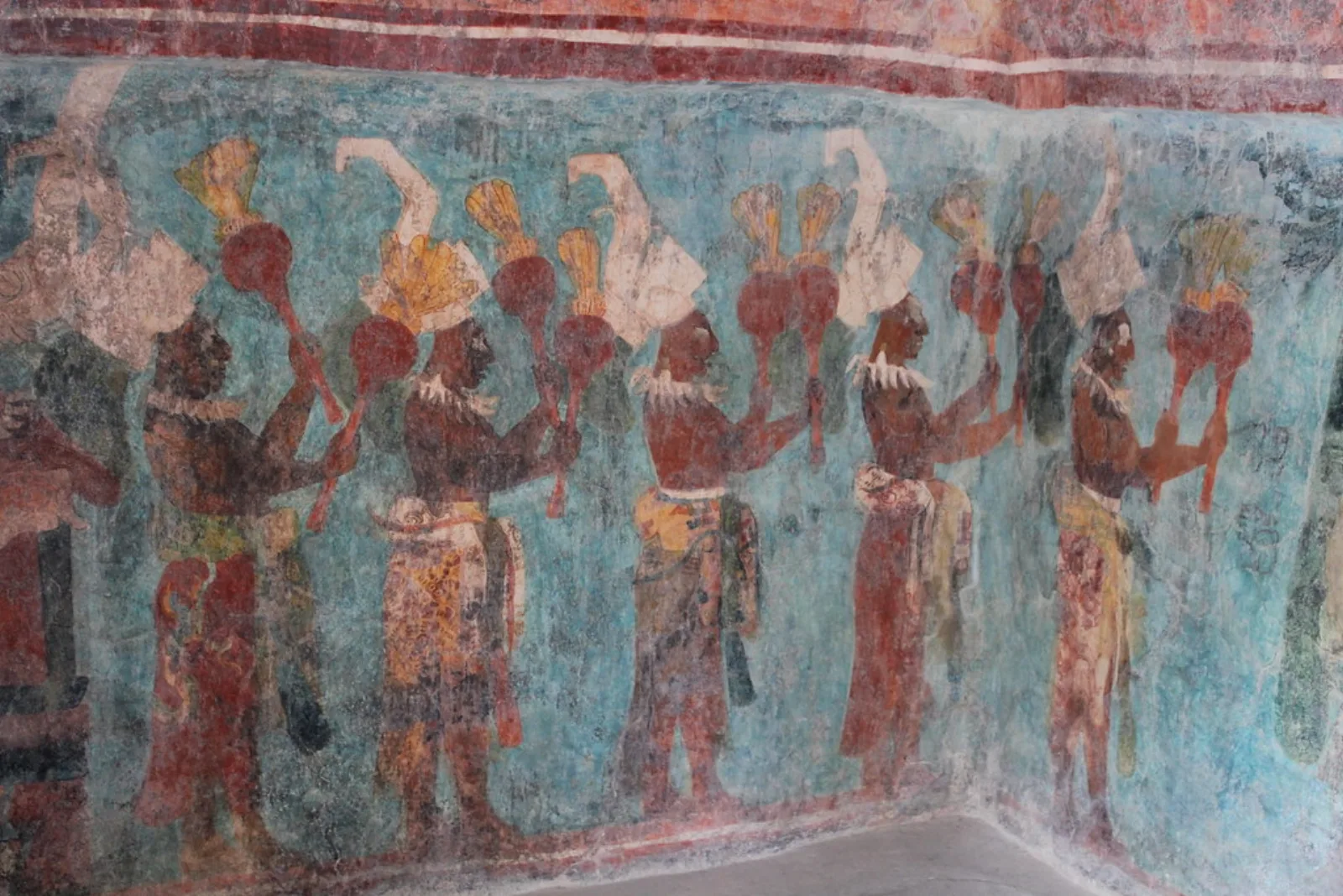 Figuras y músicos aún visibles en un mural de Bonampak.
