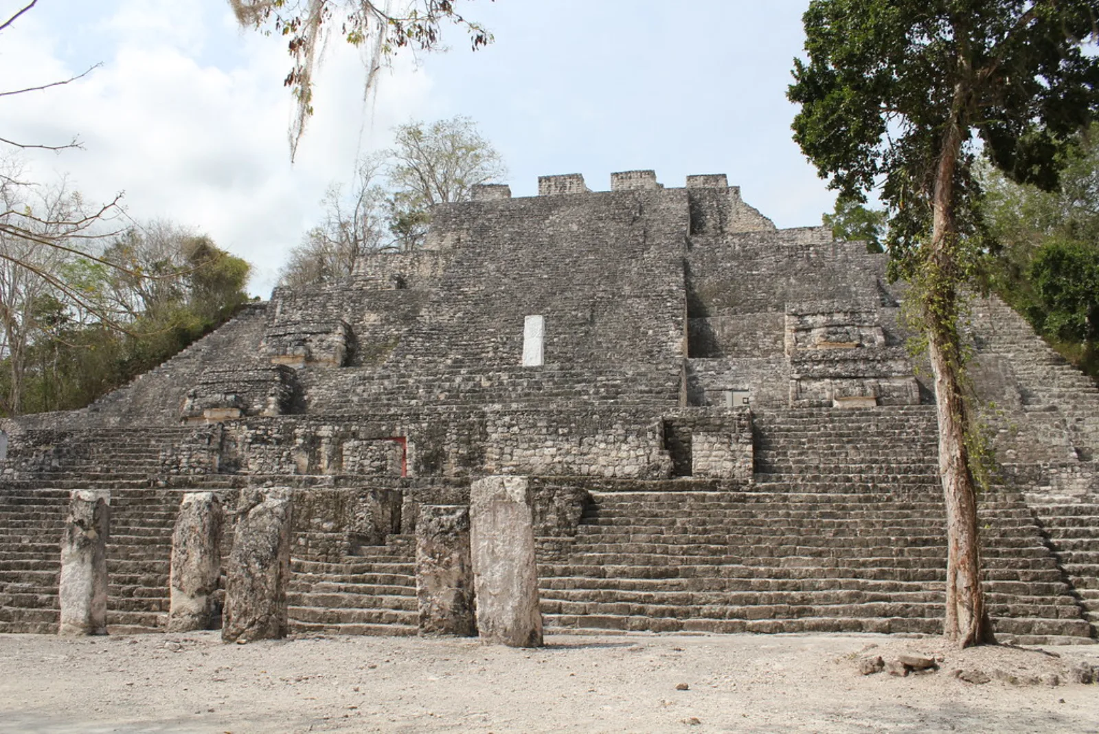 La pirámide monumental de la Estructura II de Calakmul se eleva sobre la selva.