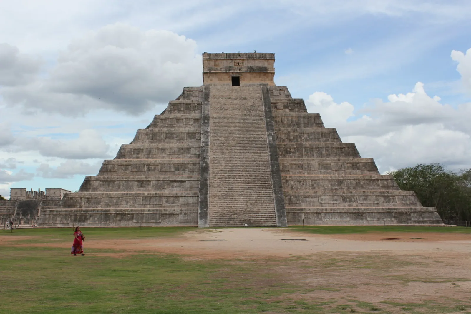 El Castillo se alza sobre la plaza ceremonial de Chichén Itzá.