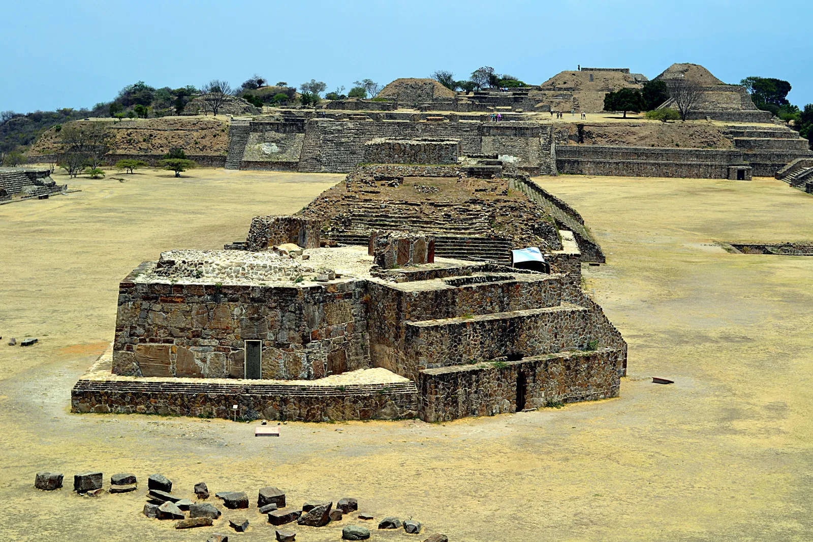 El Edificio J y las estructuras ceremoniales circundantes de Monte Albán.