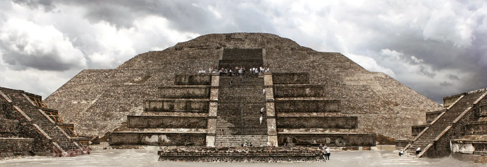 La Pirámide de la Luna de Teotihuacán se alza al final de la antigua avenida.