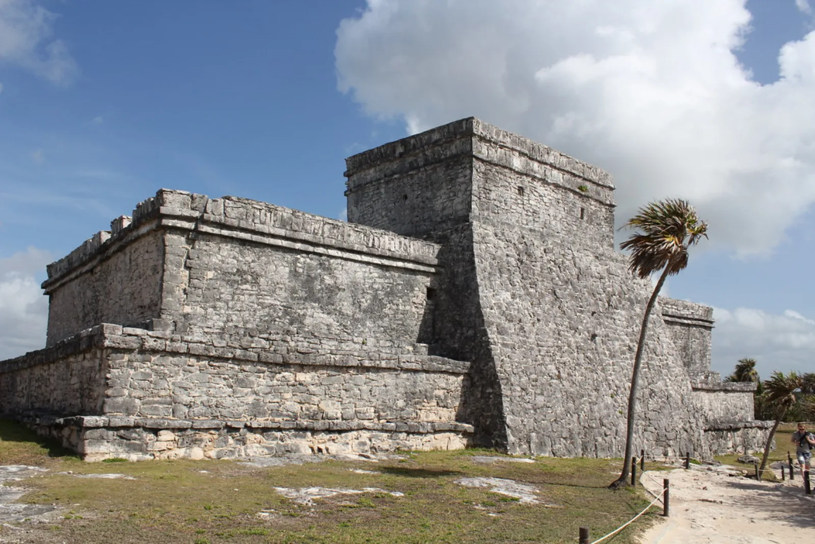El Castillo se alza dentro del asentamiento maya amurallado de Tulum.