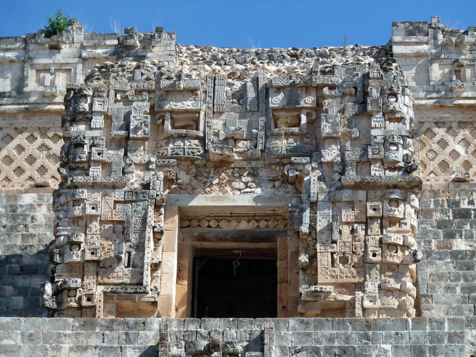 Fachada de piedra tallada de la Pirámide del Adivino en Uxmal.