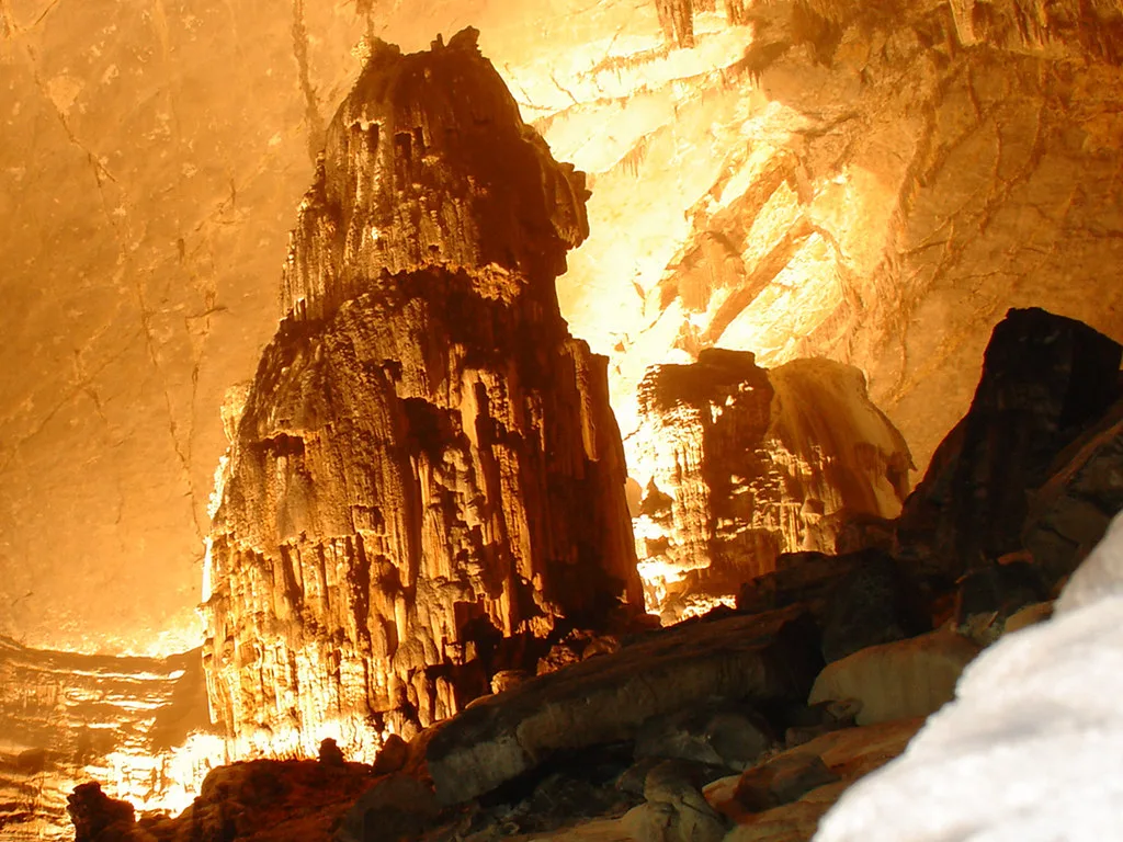 Una cámara de piedra caliza iluminada en las Grutas de Cacahuamilpa, México.