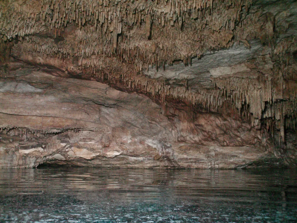 El agua clara y las aberturas rocosas del cenote Dos Ojos, México.