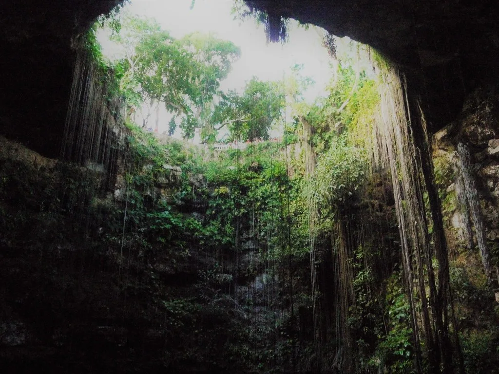 El agua y las paredes de piedra caliza del cenote Ik Kil, en Yucatán, México.