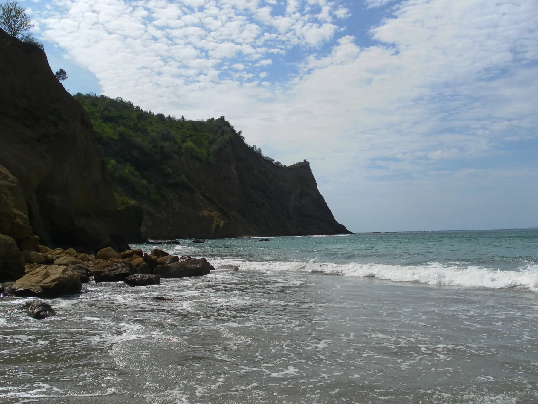 Rocky headlands and the Pacific beside the Los Frailes coastal trail in Machalilla National Park.