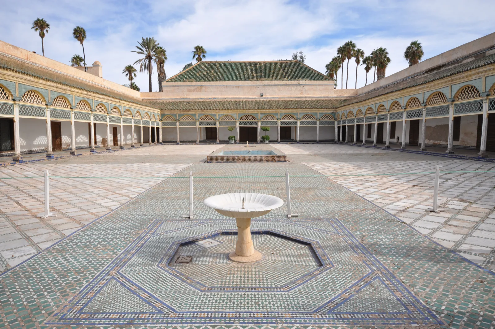 El patio de azulejos y las galerías del palacio de la Bahía, en Marrakech.