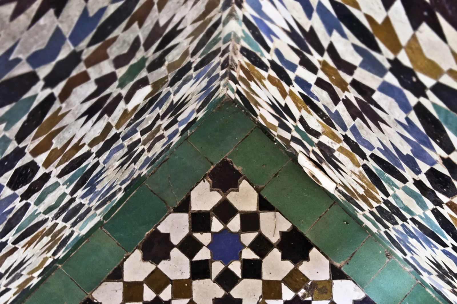 Azulejos de zellige en la madrasa Ben Youssef, en Marrakech.