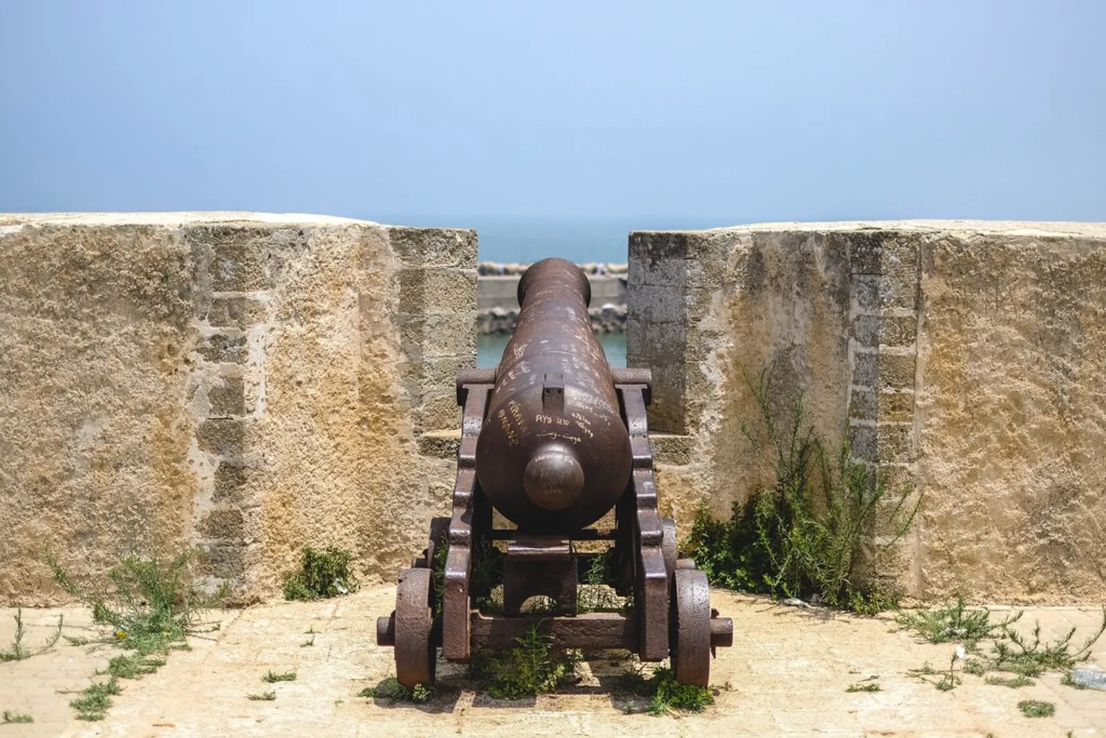 Un cañón histórico apunta desde las murallas de Mazagan hacia el Atlántico.