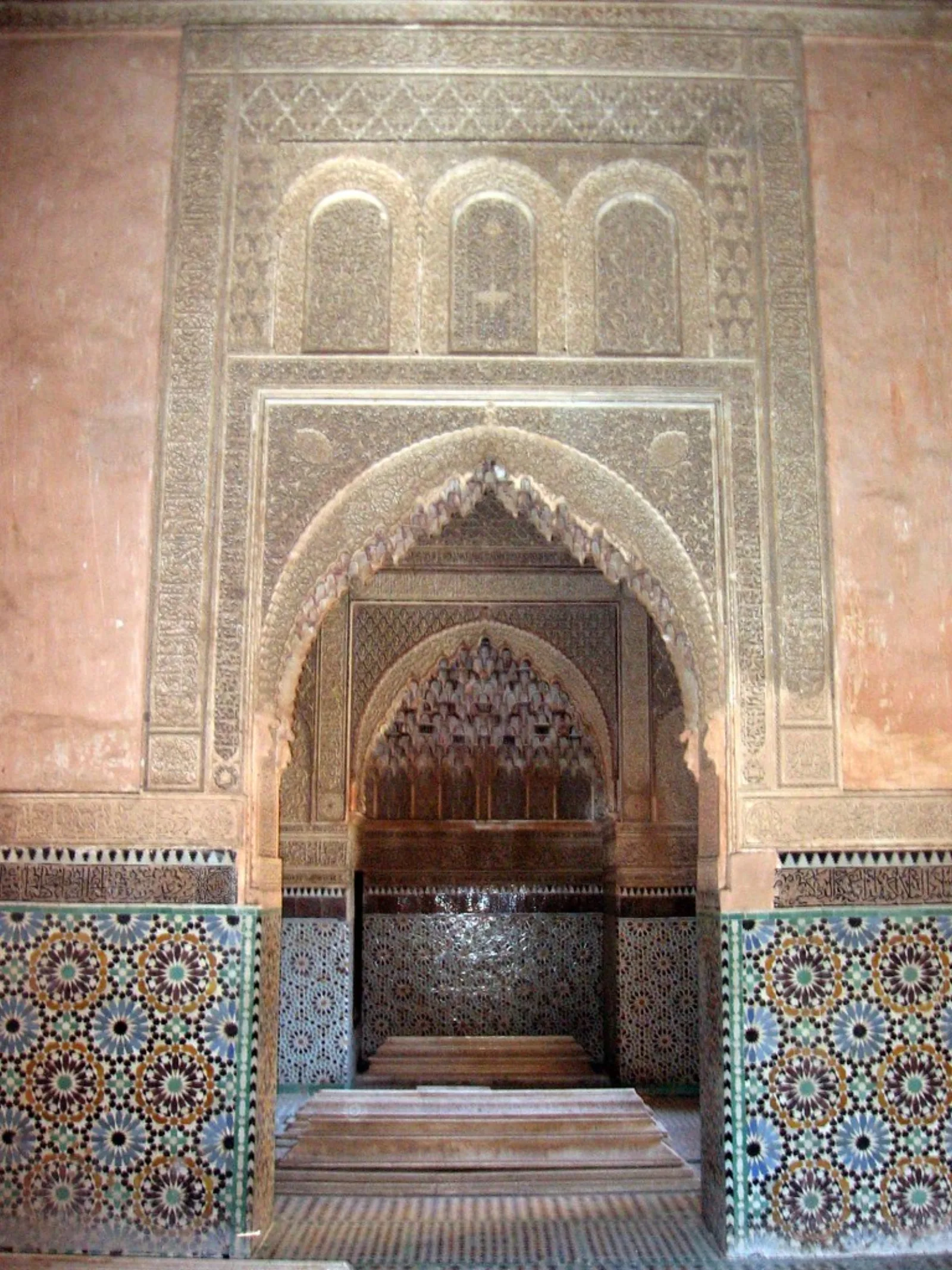 Una cámara decorada en las tumbas saadíes de Marrakech.