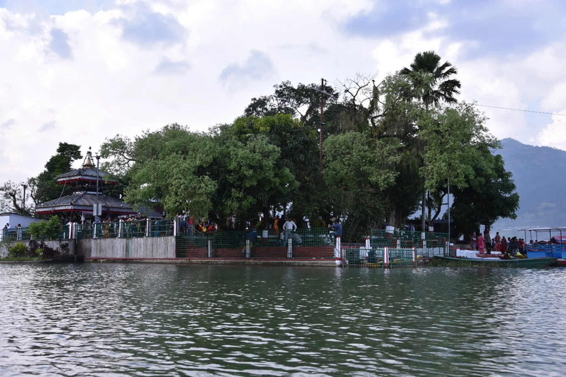 Una barca se acerca al templo Tal Barahi en el lago Phewa.