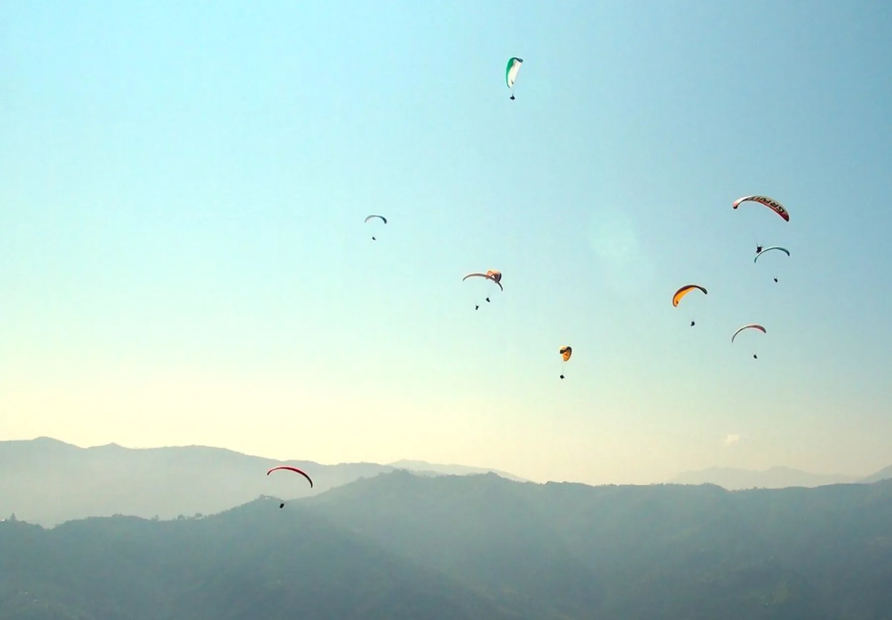 Parapentes sobre Pokhara y las colinas que rodean el lago Phewa.