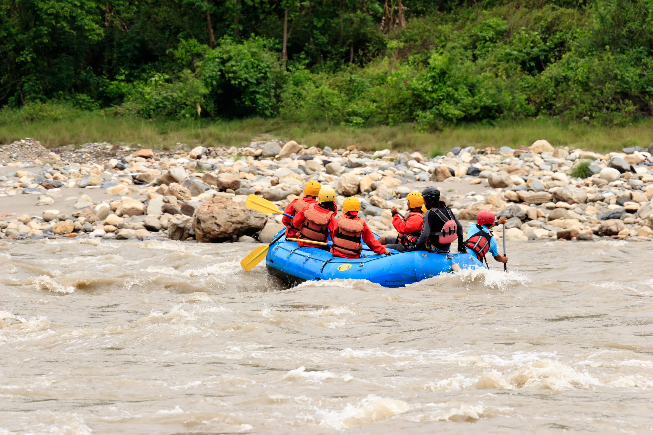 Una balsa recorre un tramo de aguas bravas del río Trishuli, en Nepal.