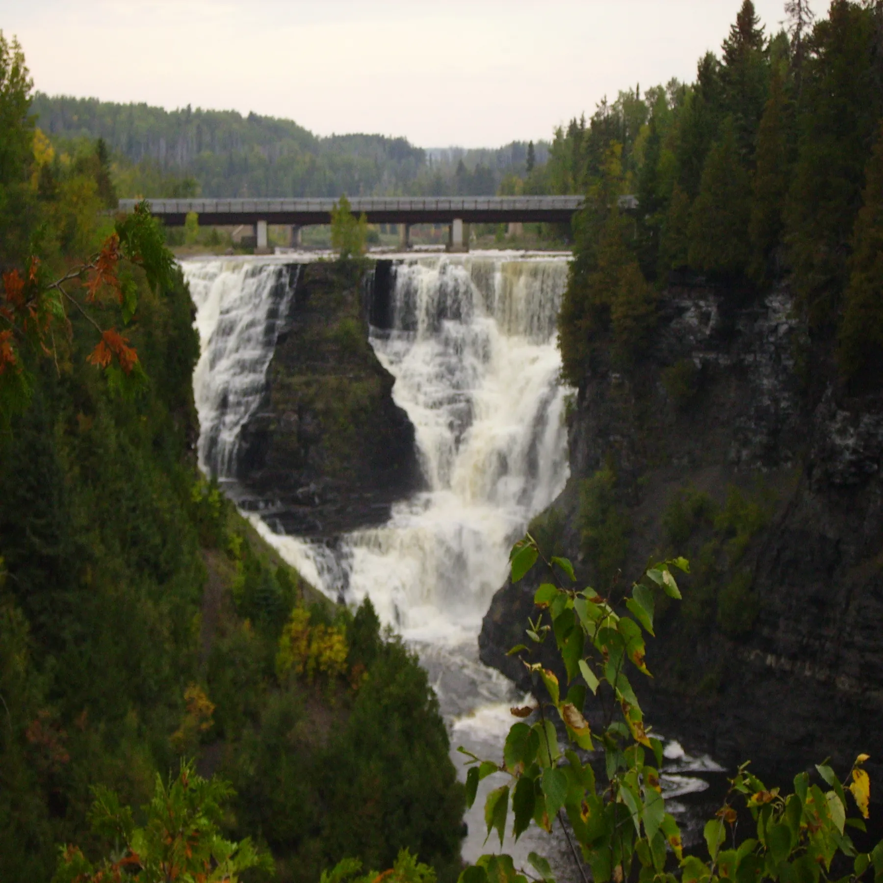Las cascadas Kakabeka desde el parque, sobre el río Kaministiquia.