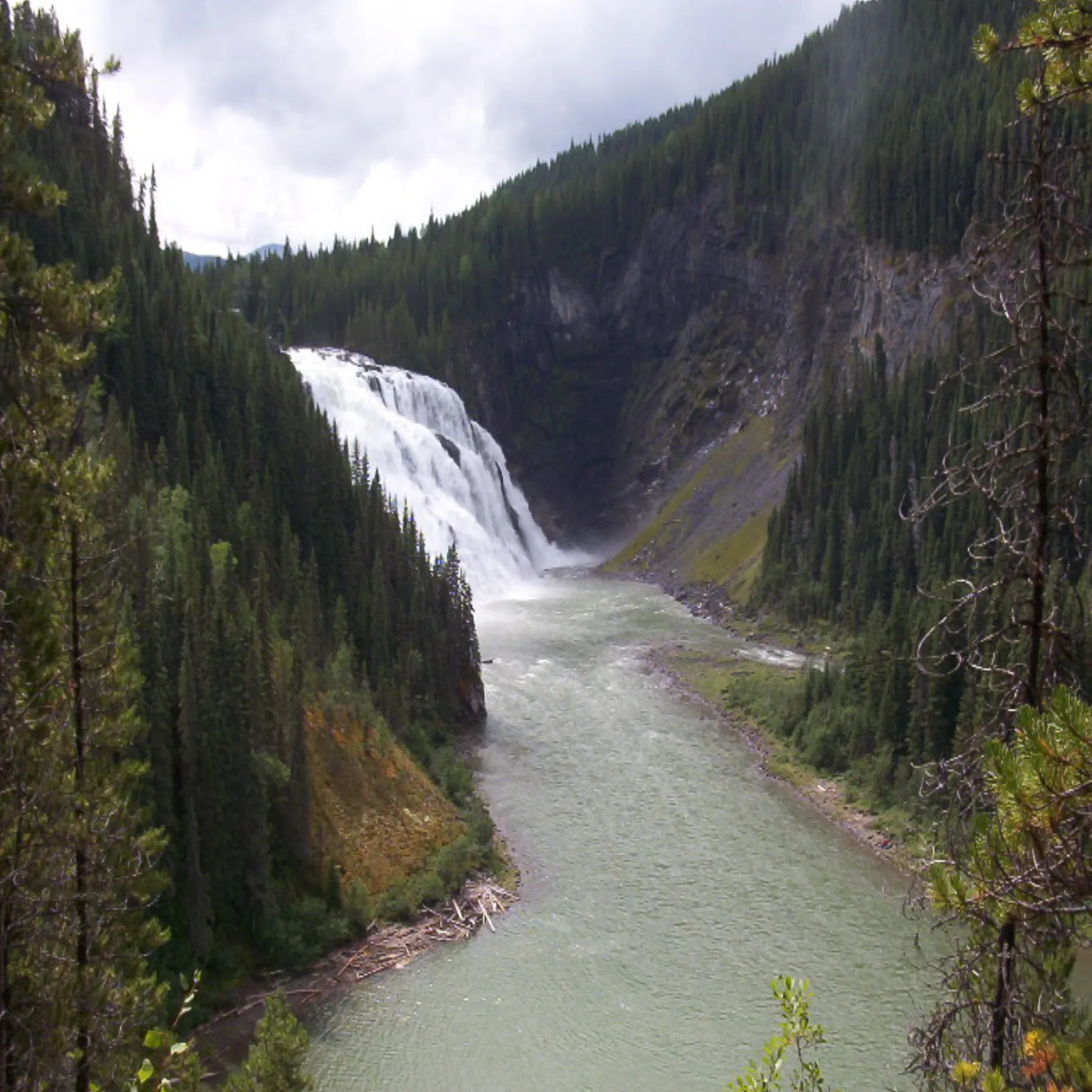 Las cascadas Kinuseo cayendo en el valle boscoso del parque provincial Monkman.