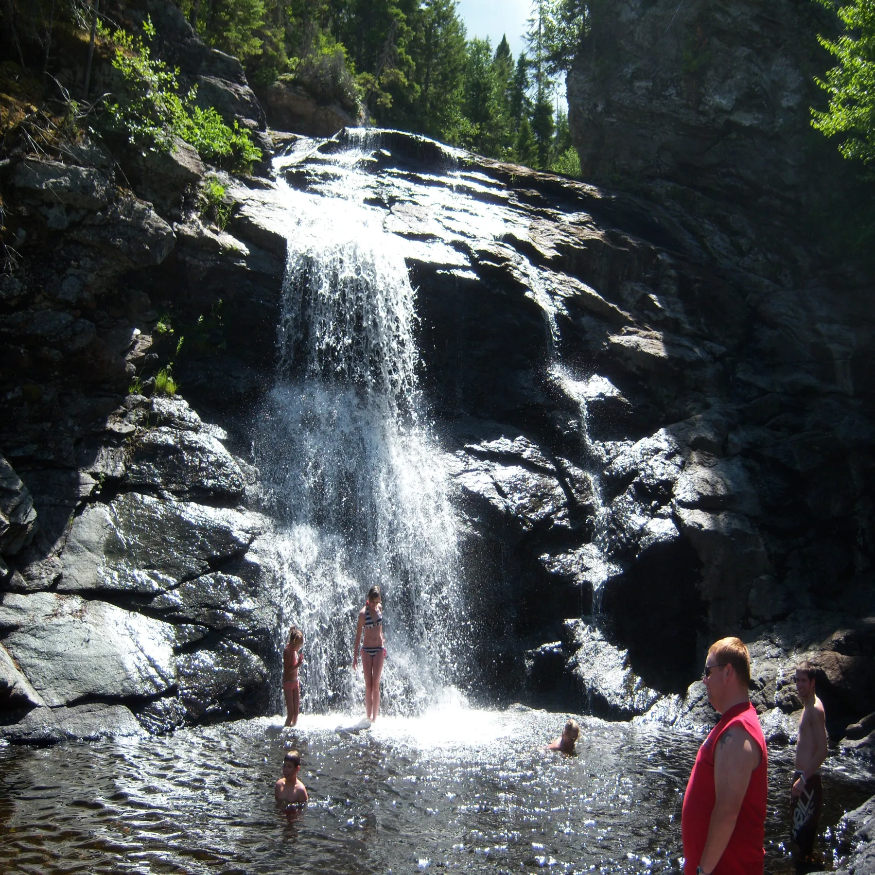 Visitantes junto a la cascada de Laverty Falls, en el parque nacional Fundy.
