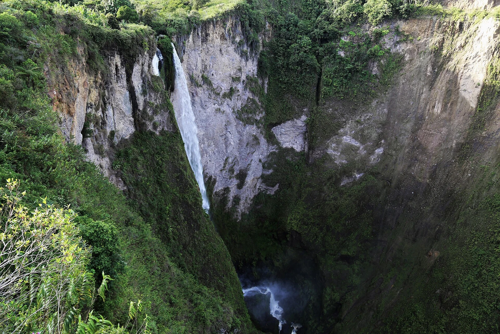 Salto del Mortiño plunging through a steep, green-sided gorge in Isnos, Huila.