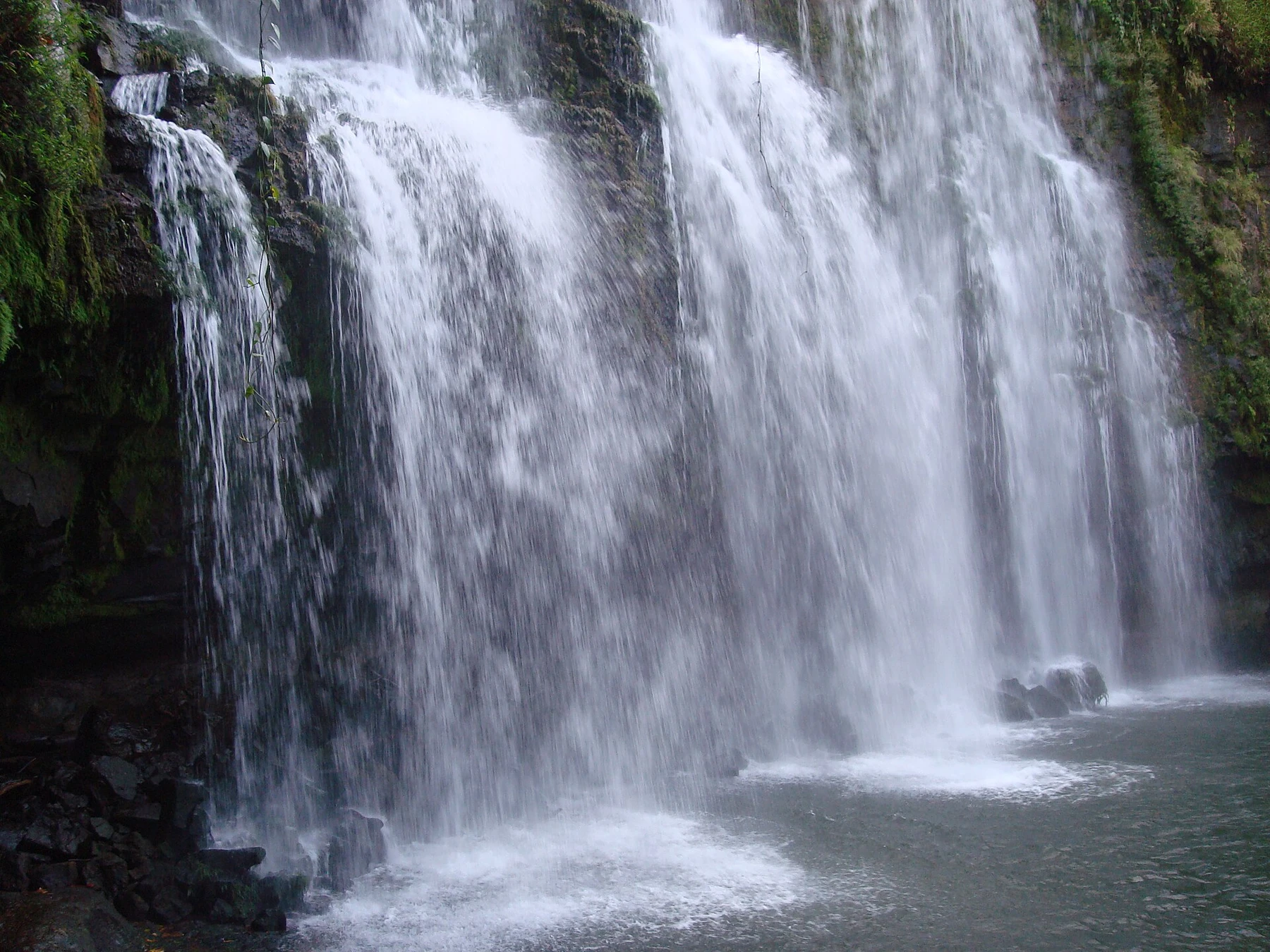The broad curtain of Llanos de Cortés waterfall in Costa Rica.